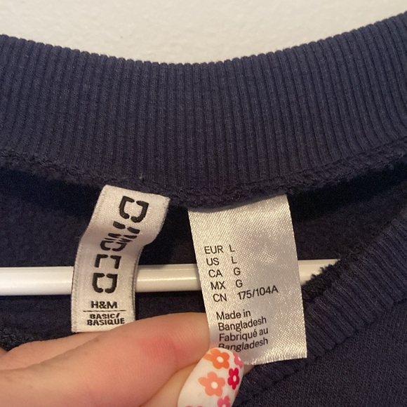 H&M crew neck navy blue sweater. A2 - Picture 2 of 5